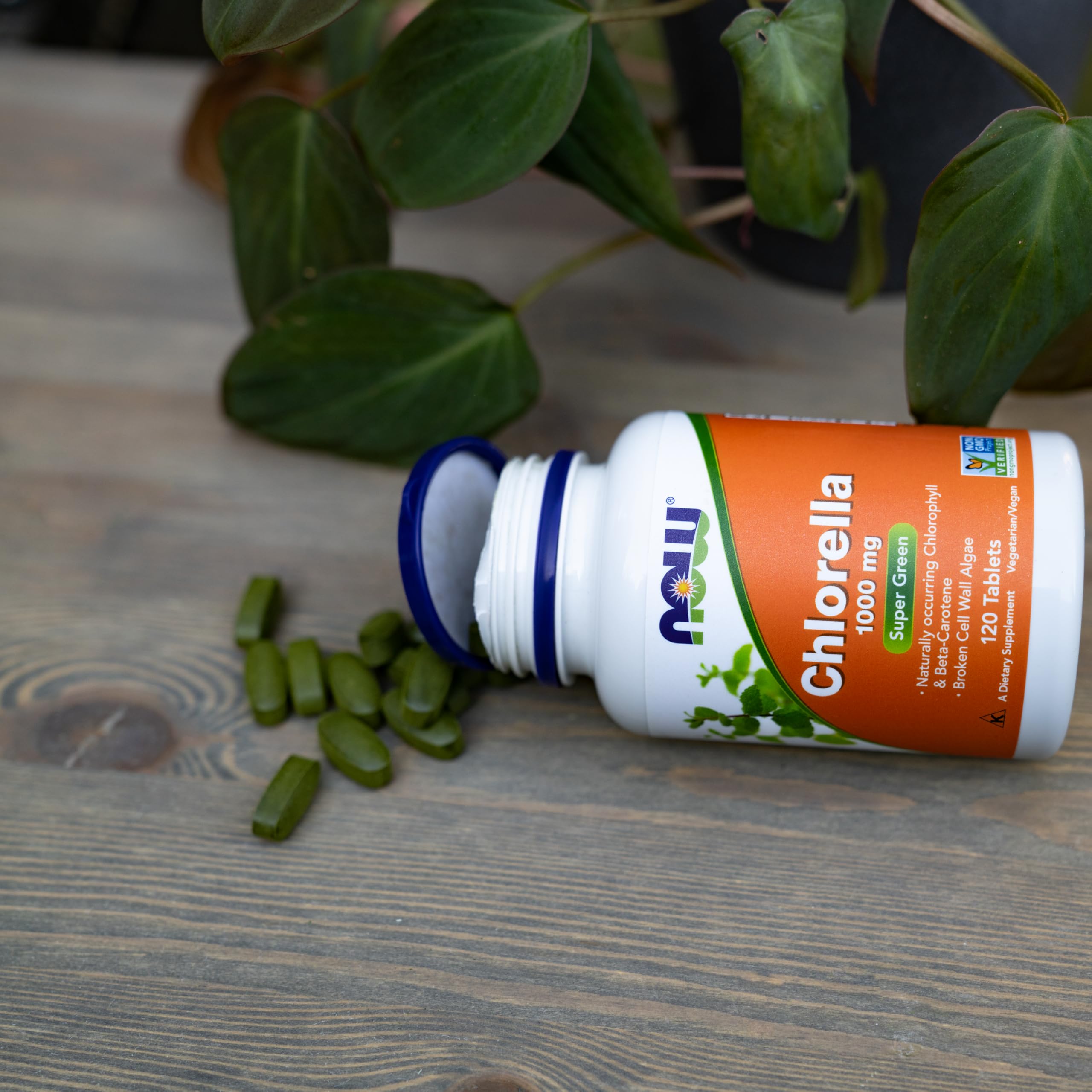 Escena de cocina con NOW Foods chlorella integrándose en rutina diaria
