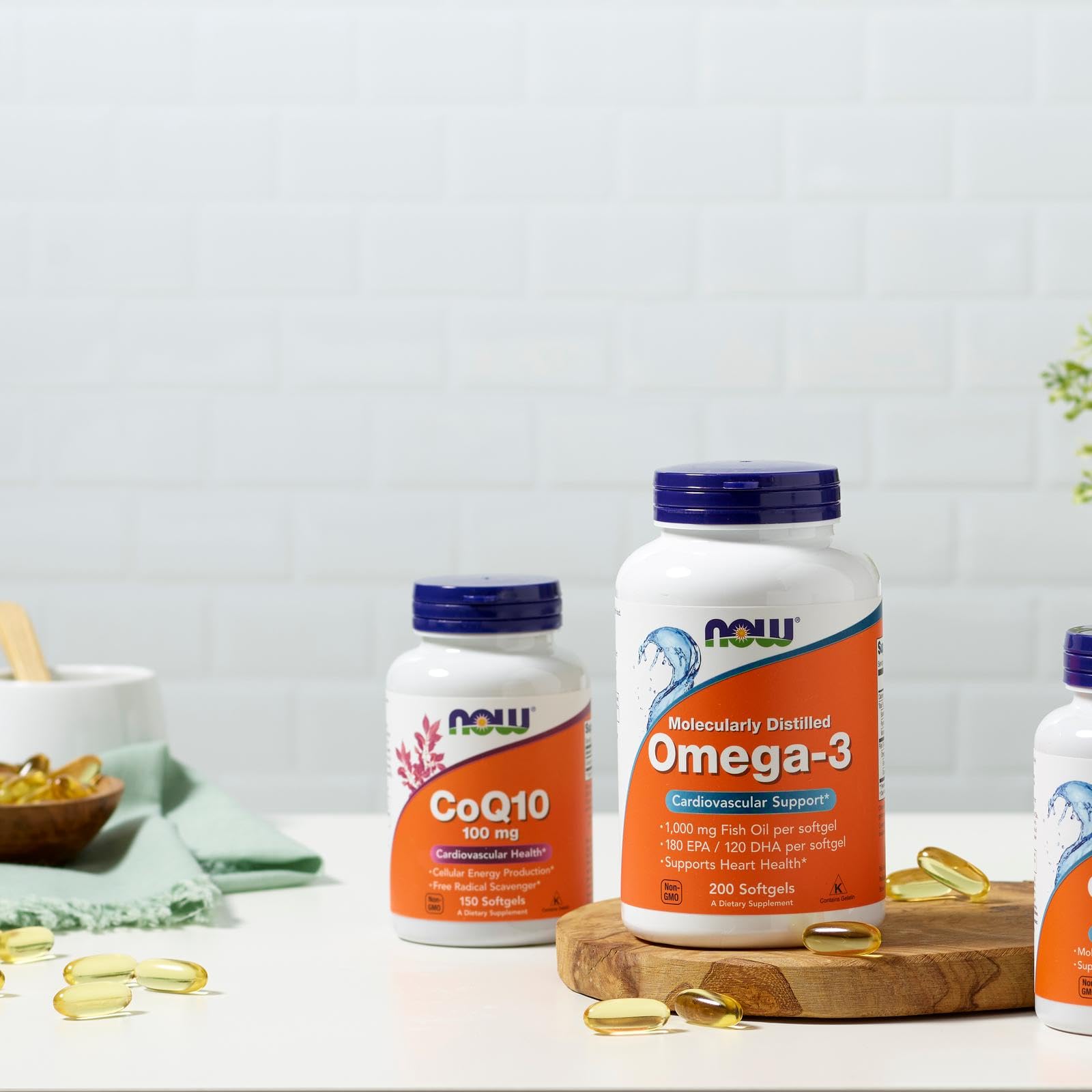 NOW Foods envase abierto mostrando las softgels uniformes y presentación interior