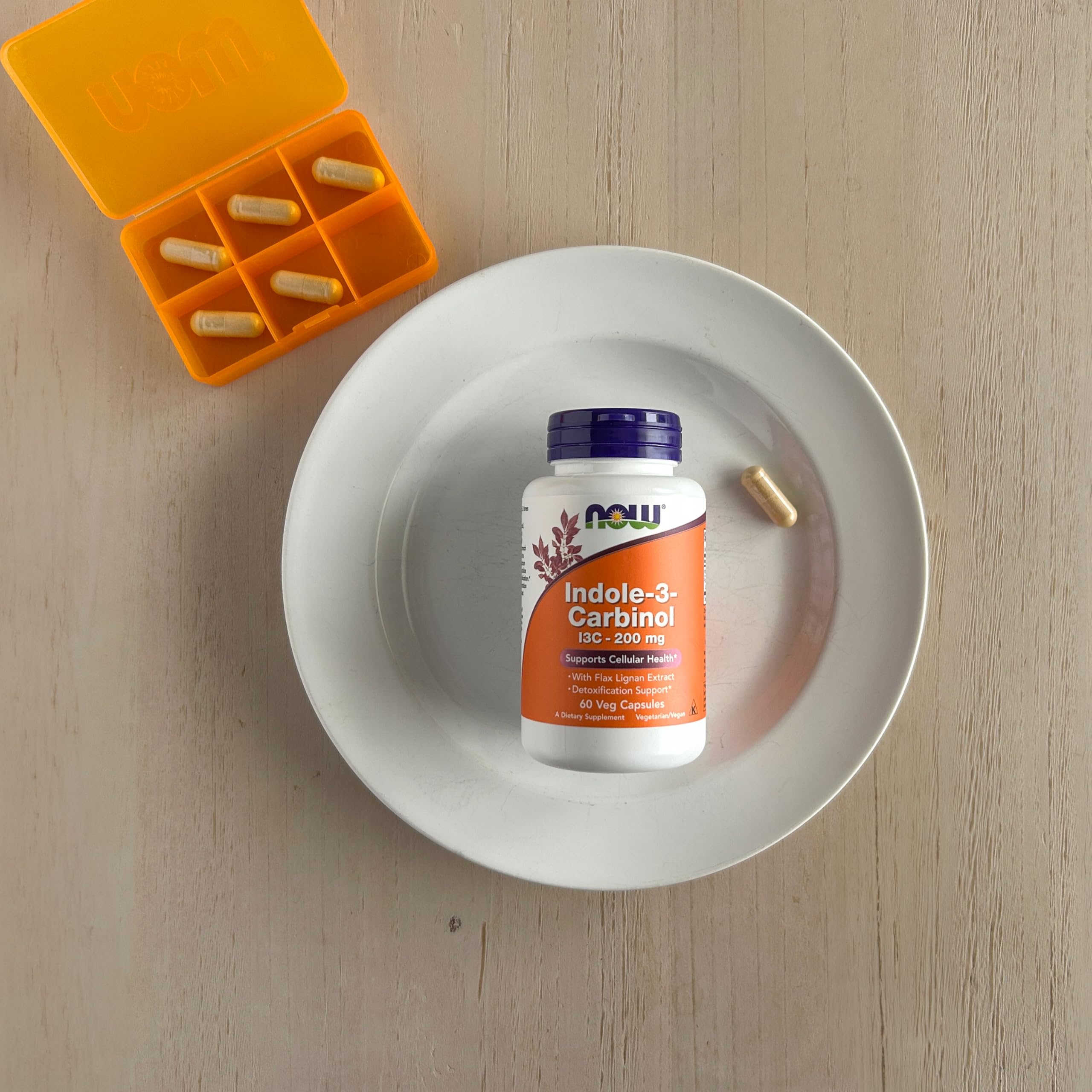 NOW Foods bote abierto con cápsulas organizadas para una toma diaria fácil