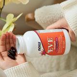 NOW Foods frasco junto a desayuno para indicar toma con comida