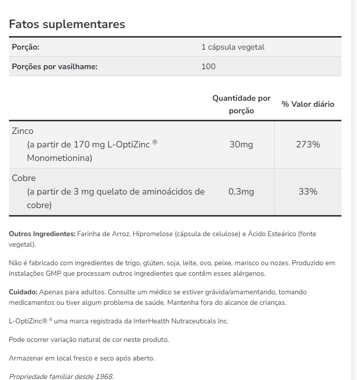 Persona tomando cápsula Now Foods L-OptiZinc con vaso de agua para dosificación diaria conveniente