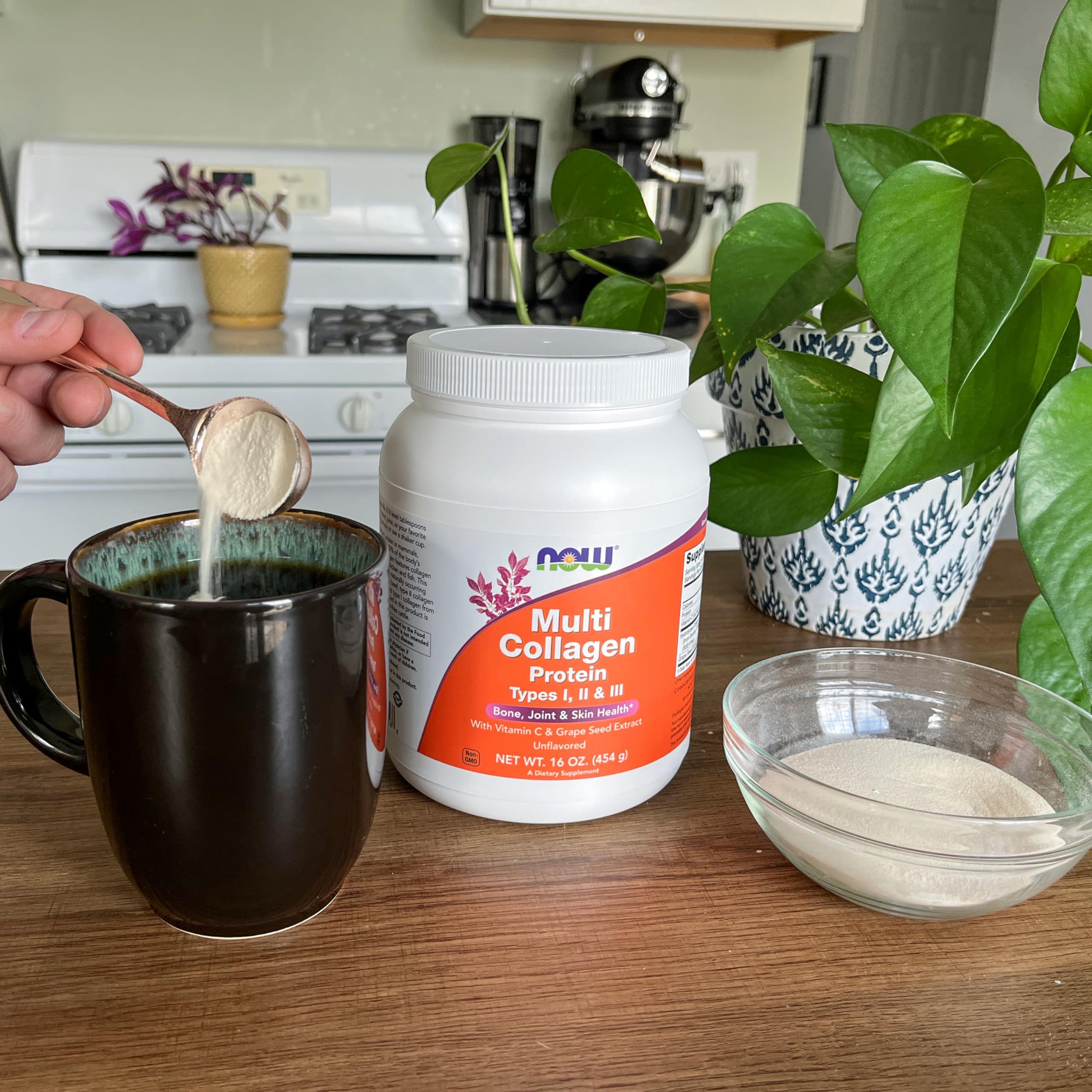 NOW Foods envase junto a una cuchara para apreciar tamaño y cantidad