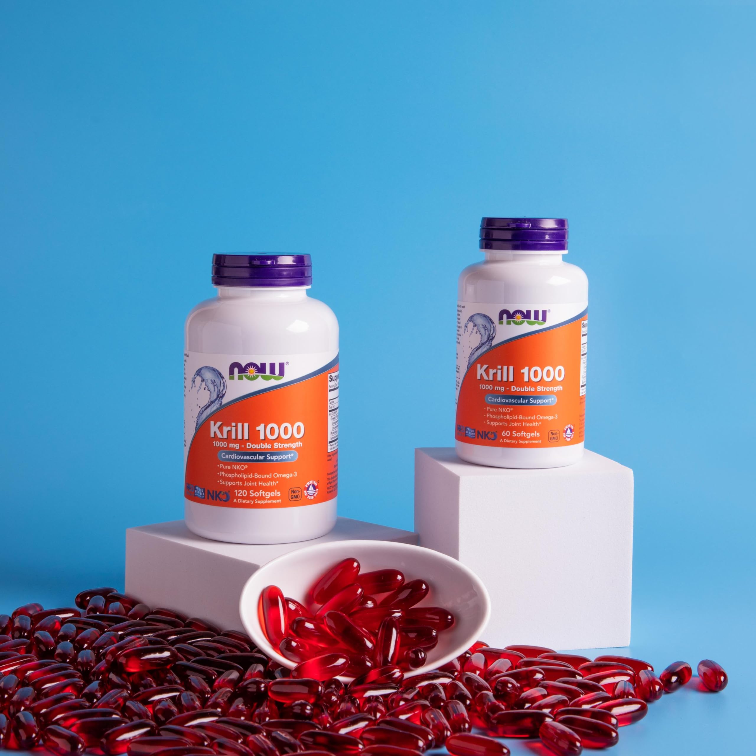 NOW Foods persona tomando softgel en momento cotidiano saludable