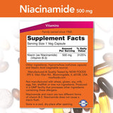 Primer plano de cápsula NOW Foods niacinamide que facilita la ingestión