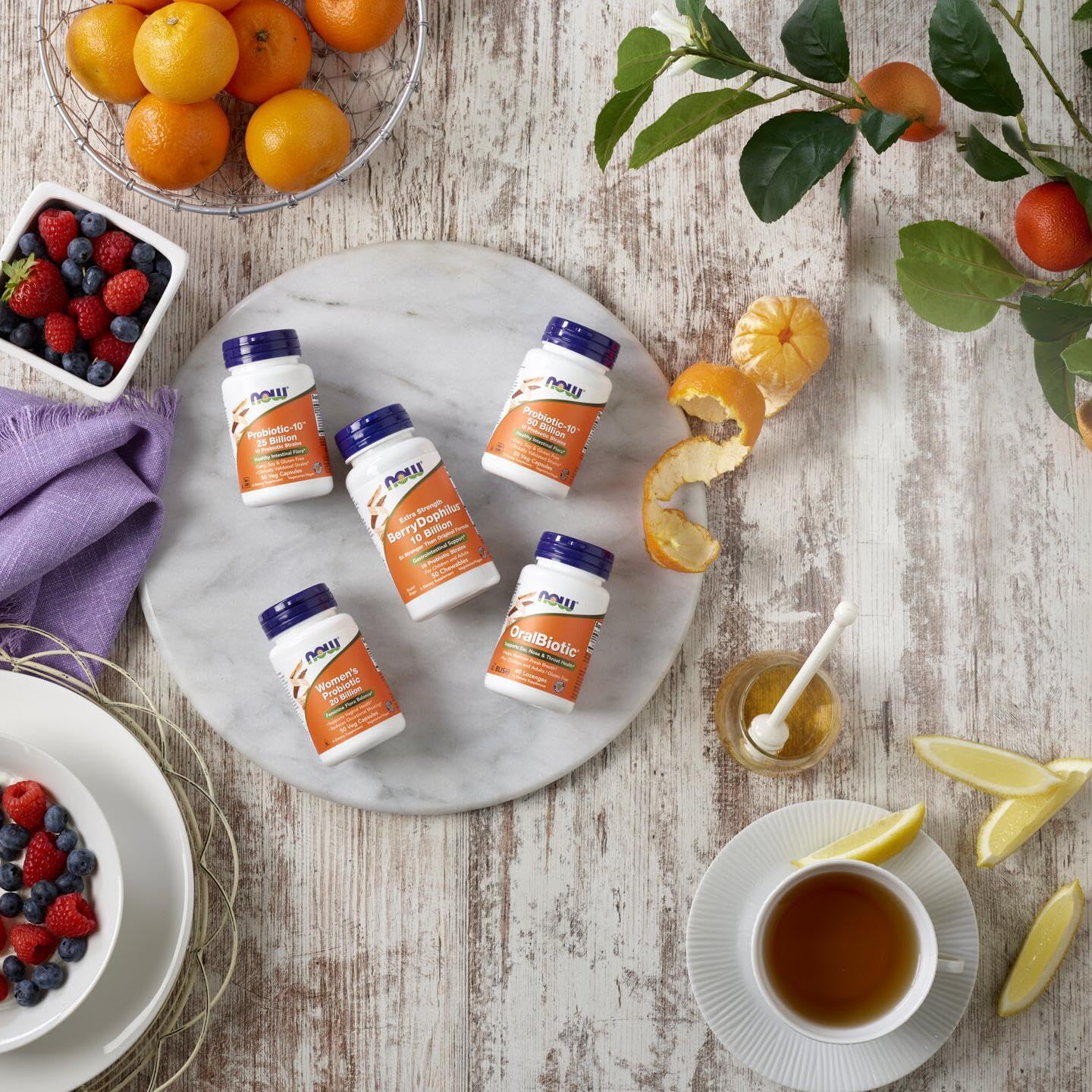 frasco NOW Foods en mesa junto a alimentos saludables, estilo de vida