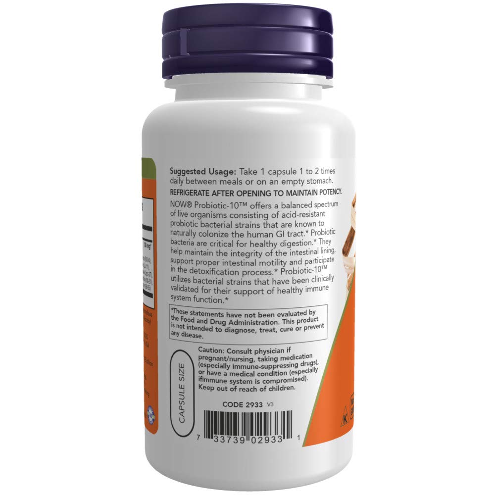NOW Foods cápsula siendo tomada junto a un vaso de agua en contexto cotidiano