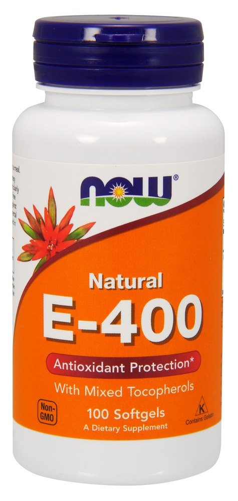 Frasco de Now Foods Vitamin E-400 en mano para comparar tamaño y dosis conveniente