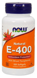 Frasco de Now Foods Vitamin E-400 en mano para comparar tamaño y dosis conveniente