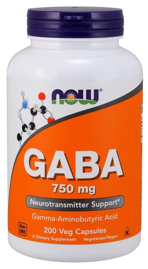 NOW Foods cápsula en mano para comparar tamaño y facilidad