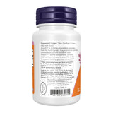 NOW Foods softgel en mano para mostrar tamaño y facilidad de ingesta