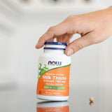 NOW Foods comparación de tamaño de la cápsula con una moneda para escala