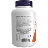 Softgel de NOW Propolis en mano para visual de tamaño y facilidad
