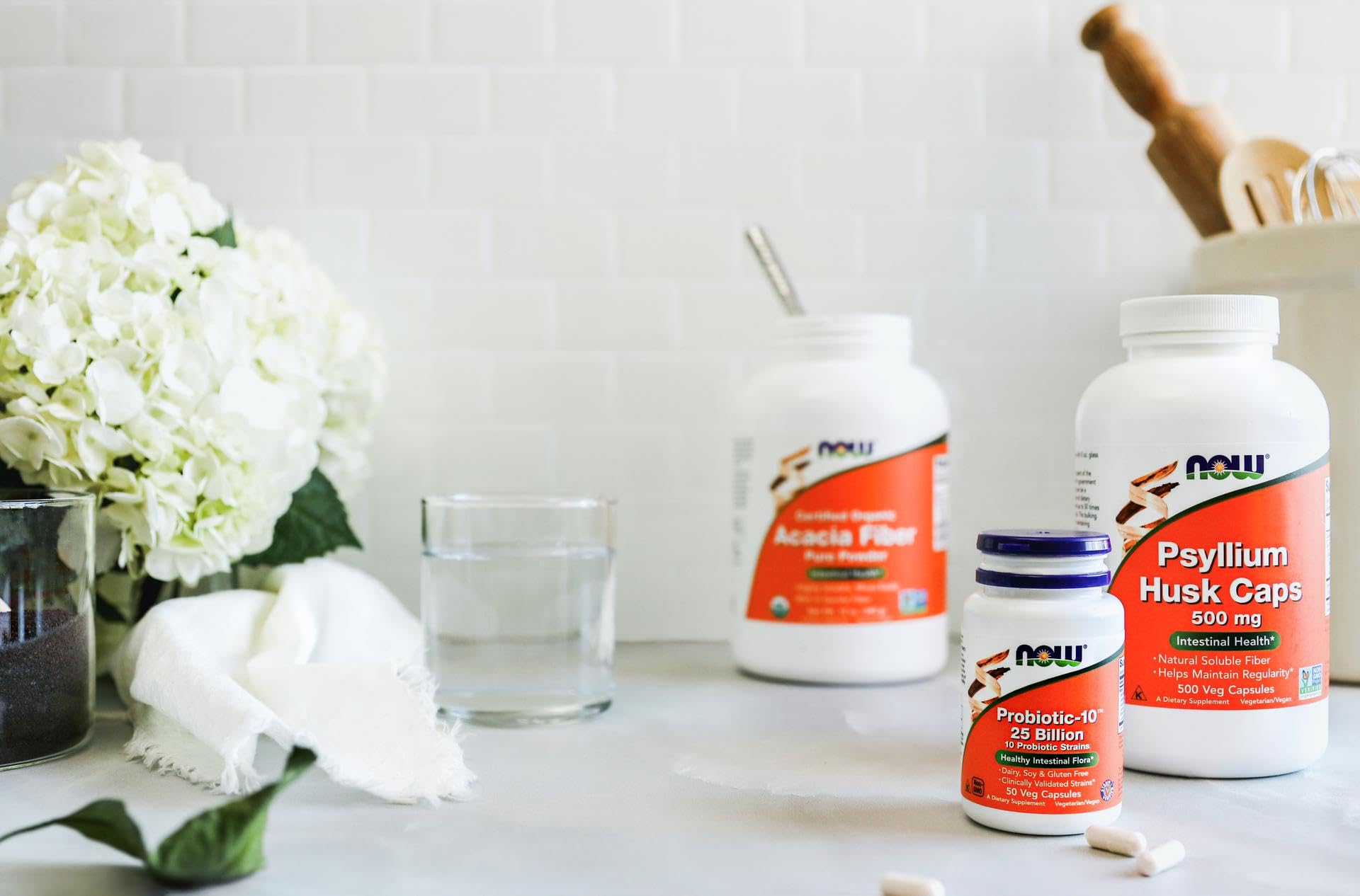NOW Foods persona tomando una cápsula con agua, facilidad de uso diario