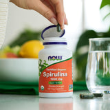 Escena de desayuno con NOW Spirulina junto a alimentos integrales, integración diaria