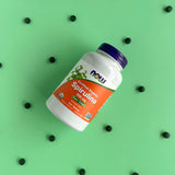NOW Foods frasco en mesa con alimentos, su uso en rutina diaria
