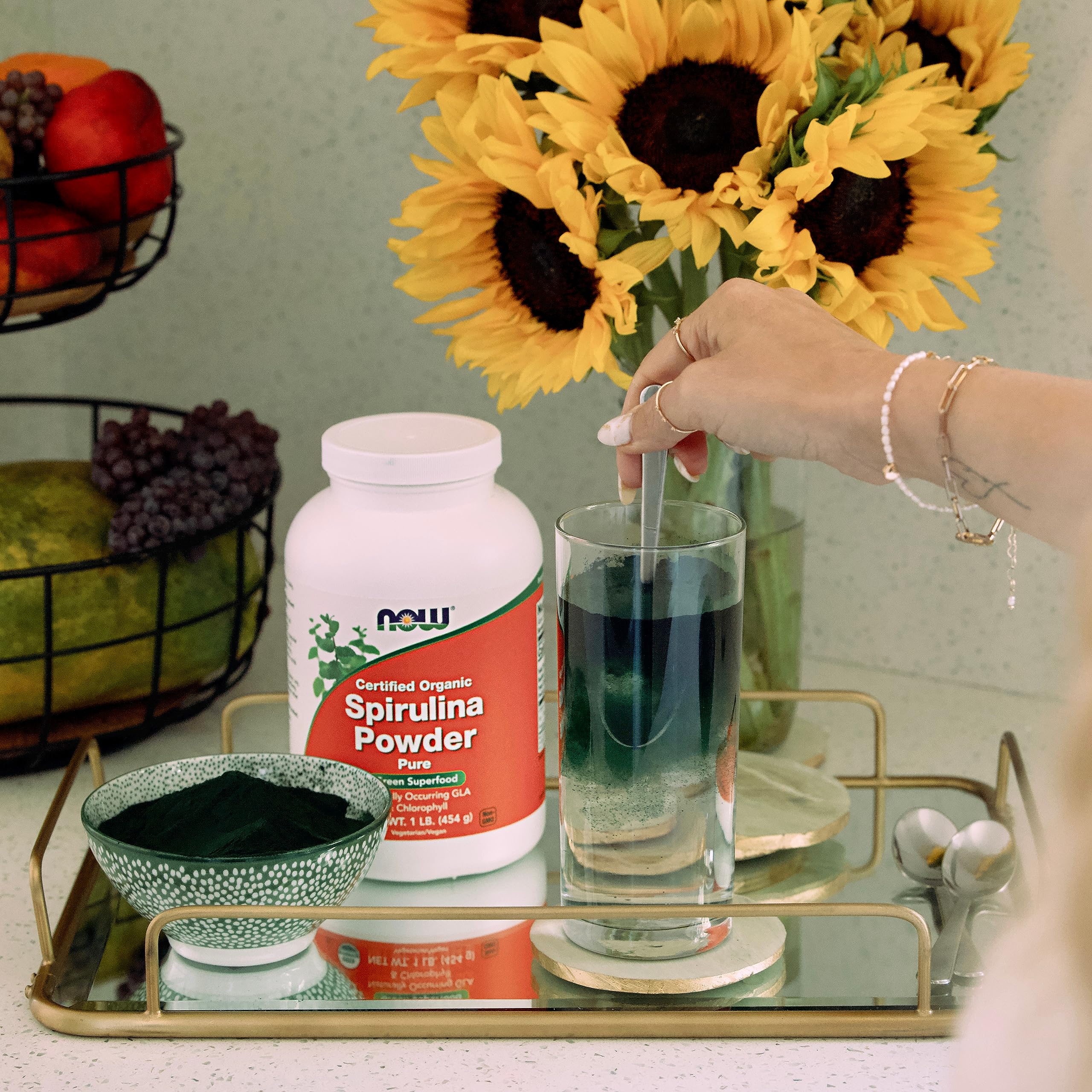 NOW Foods spirulina junto a ingredientes frescos, evidencia de origen natural