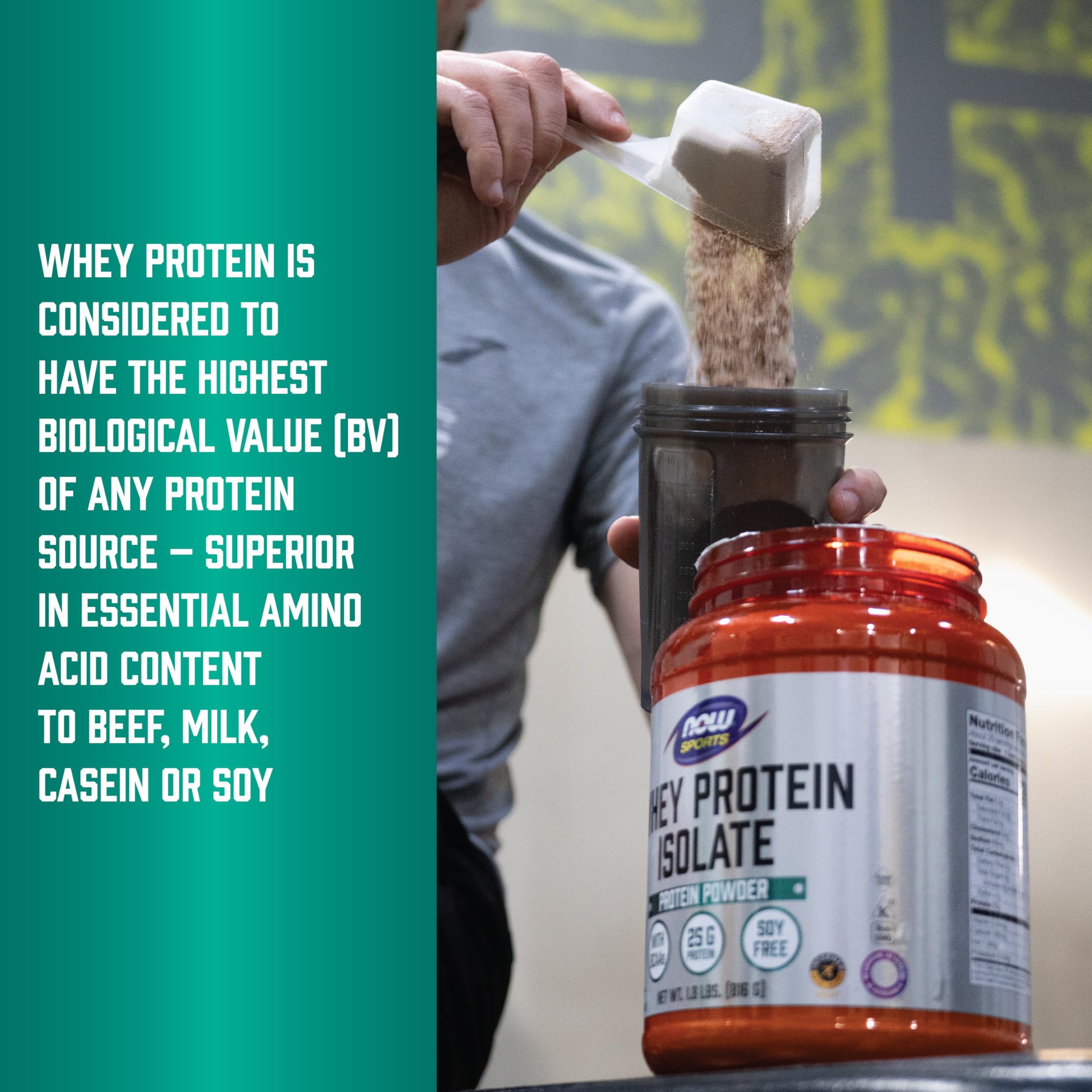 Atleta usando NOW Whey Protein Isolate en el gimnasio para recuperación