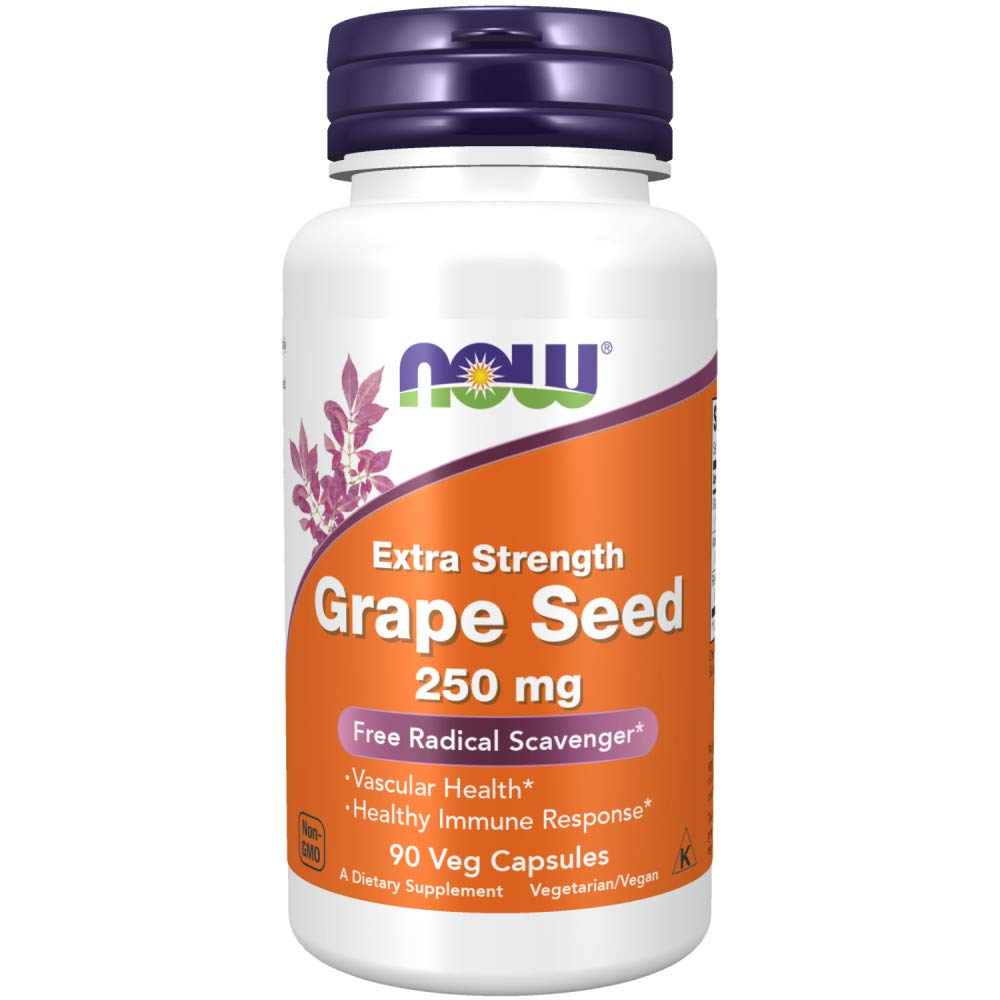 NOW Foods cápsula en mano y vaso de agua, uso práctico diario
