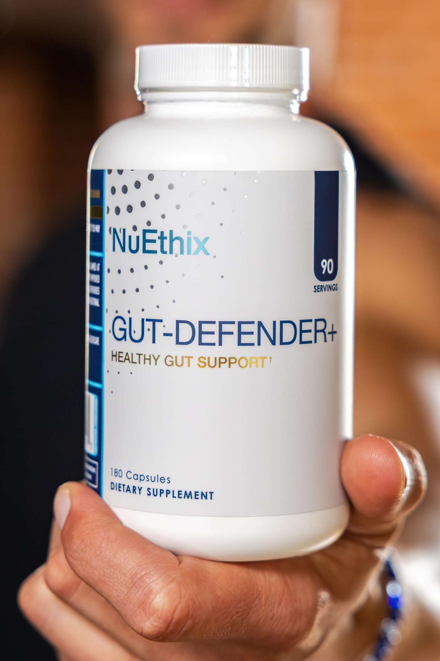 NuEthix Formulations persona tomando cápsula mostrando uso diario seguro