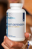 NuEthix Formulations persona tomando cápsula mostrando uso diario seguro