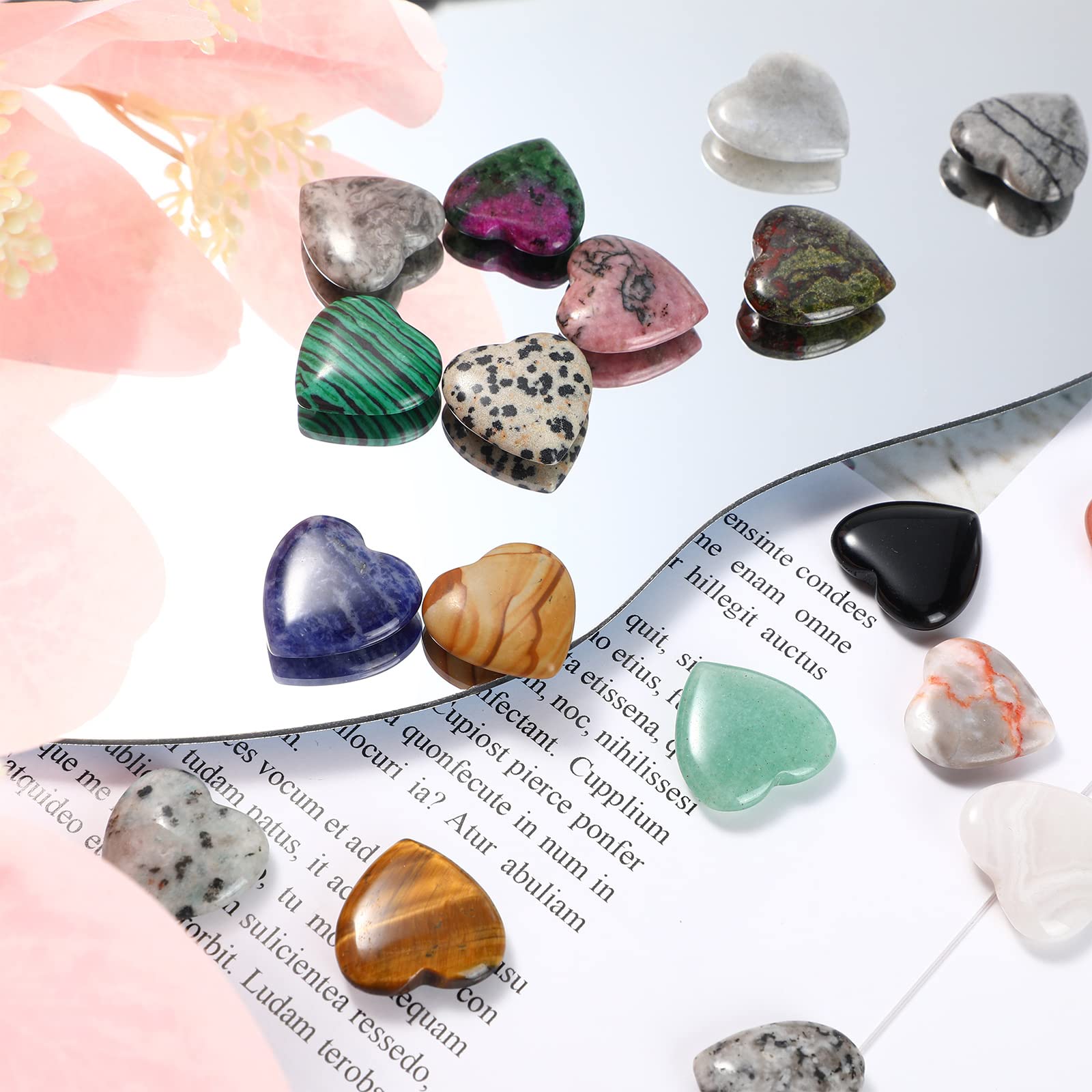 Nuenen varios corazones dispersos sobre mesa, idea de uso decorativo y color