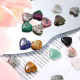 Nuenen varios corazones dispersos sobre mesa, idea de uso decorativo y color