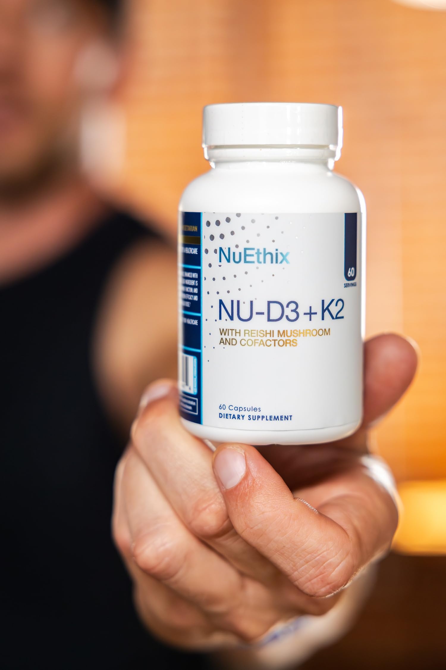 NuEthix Formulations frasco abierto con cápsulas listo para consumo diario