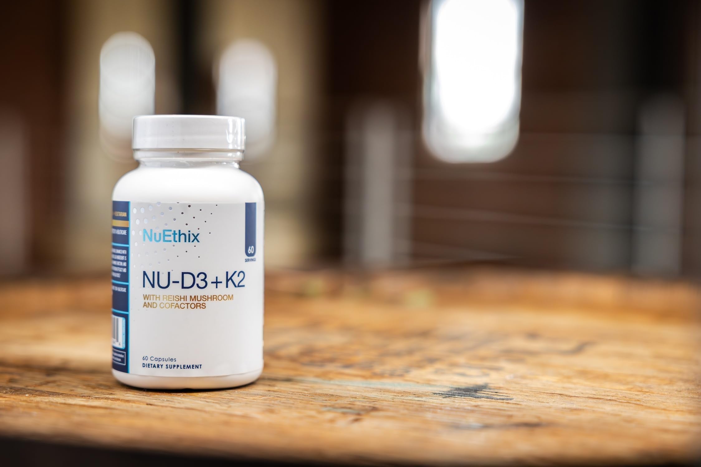 NuEthix Formulations cápsula junto a moneda para comparar escala real