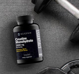 Nugenix cápsulas en mano tras entrenamiento para recuperación práctica