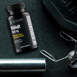 Nugenix cápsulas junto a accesorios de estilo de vida activo