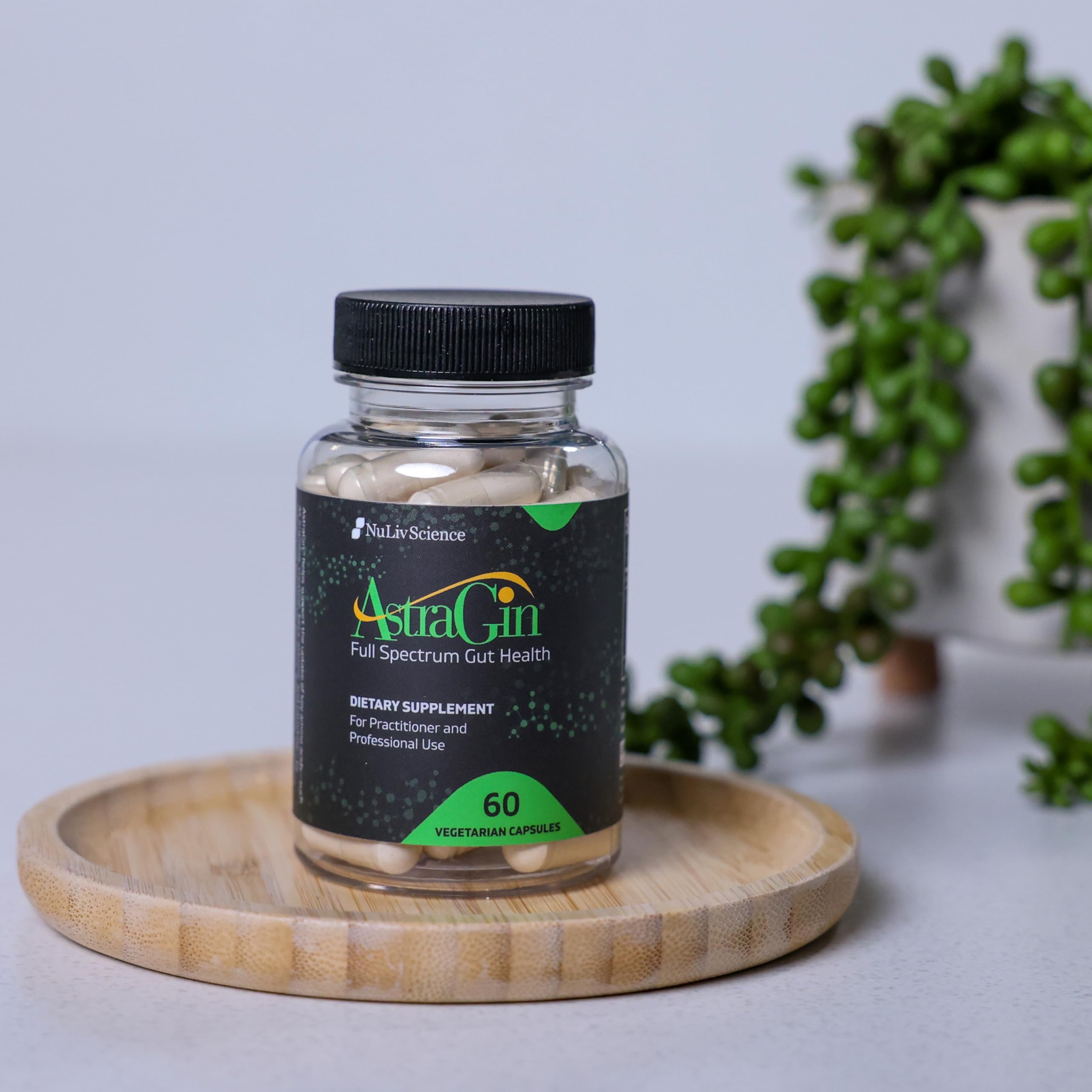 Nuliv Science AstraGin cápsulas en primer plano, textura vegetal que sugiere pureza