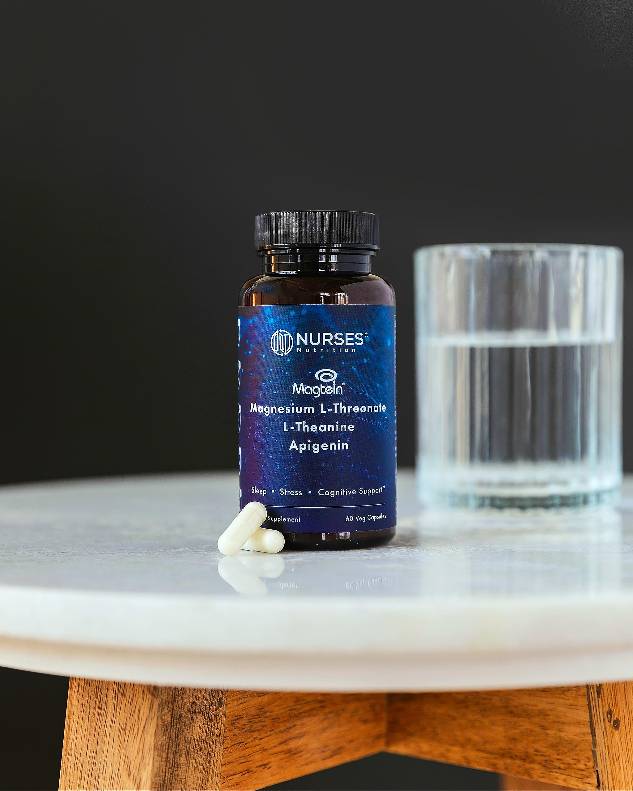 Nurses Nutrition producto en mesita de noche en rutina nocturna relajante