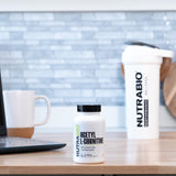 NutraBio ALCAR tamaño de cápsula comparado con mano para referencia