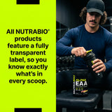 Persona usando NutraBio Alpha EAA en gimnasio recuperación activa