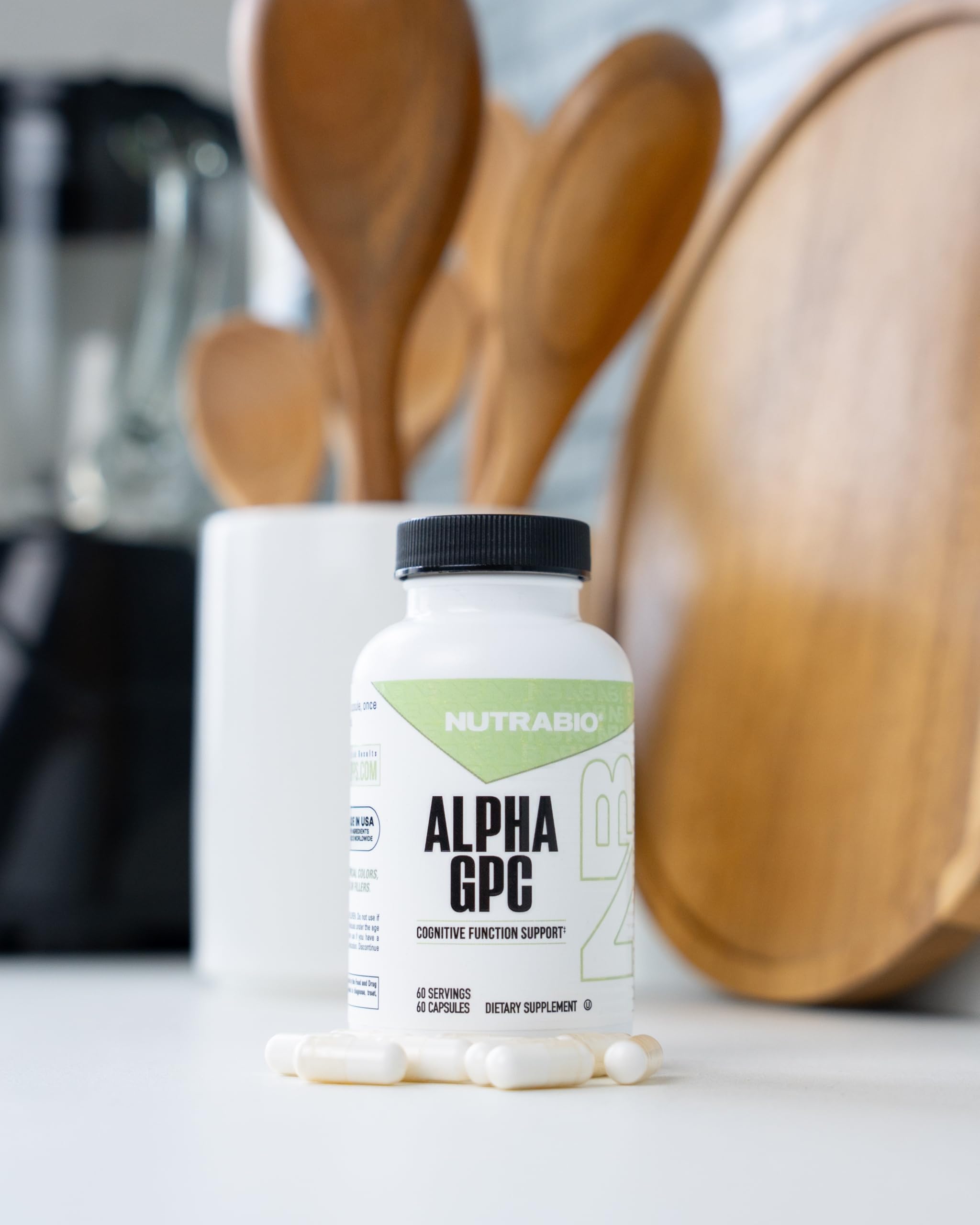 NutraBio cápsula junto a una regla mostrando tamaño real práctico