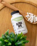 NutraBio cápsulas junto a un vaso indicando toma diaria recomendada