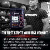 NutraBio Base envase junto a pesas sugiriendo uso para fuerza y rendimiento