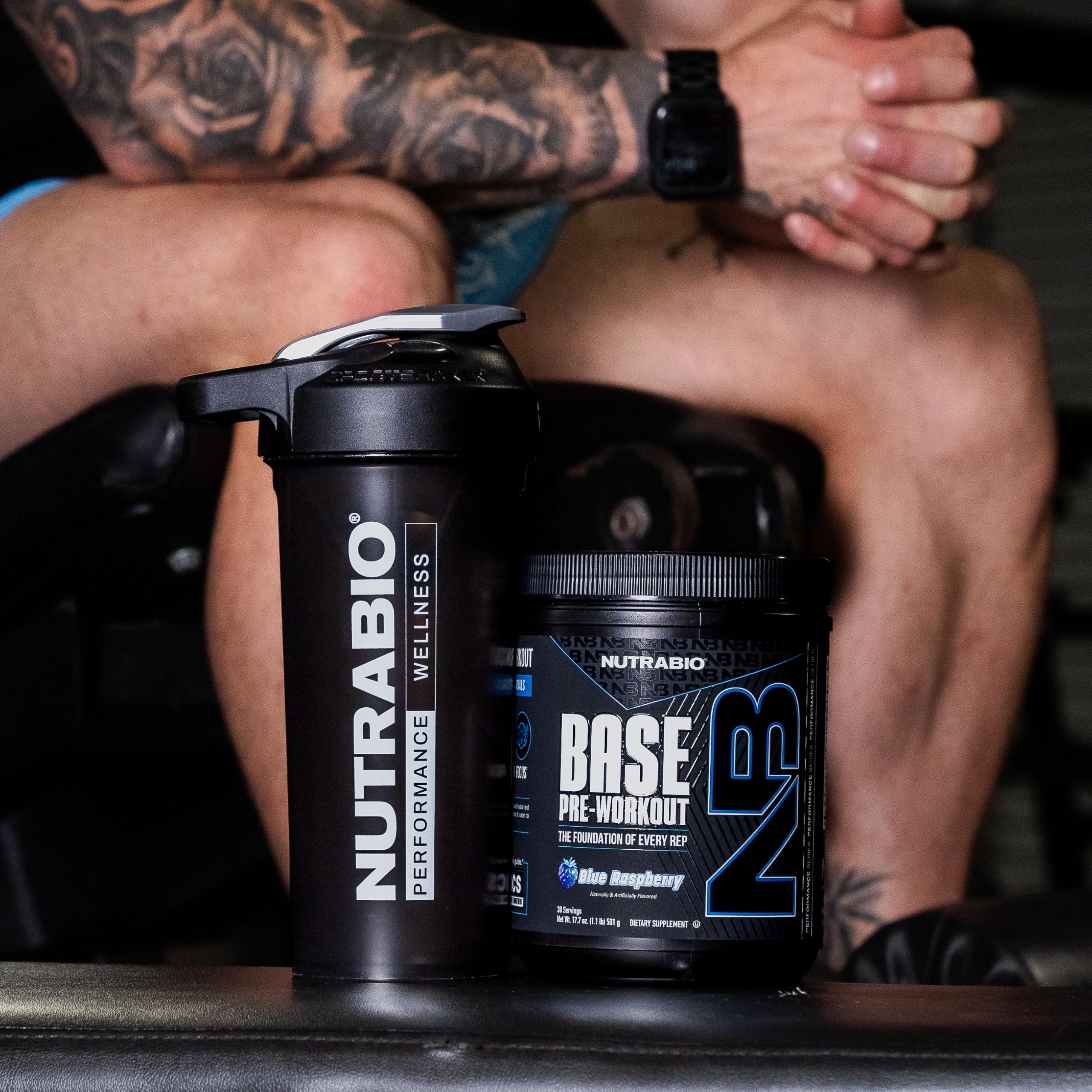 NutraBio Base cucharada midiendo porción para dosificación precisa