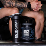 NutraBio Base cucharada midiendo porción para dosificación precisa