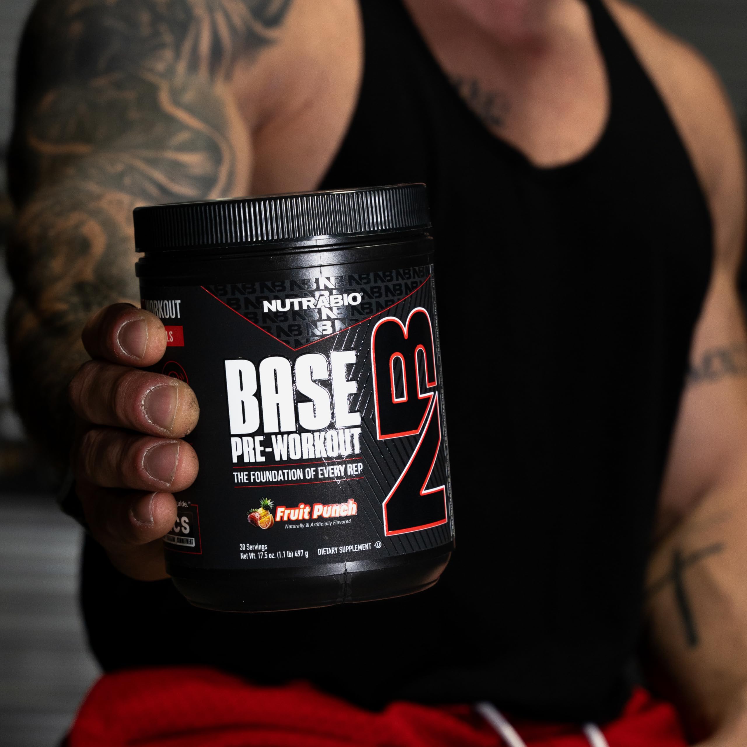 NutraBio Base bebida en taza en gimnasio mostrando energía pronta para entrenar