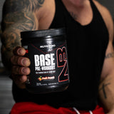 NutraBio Base bebida en taza en gimnasio mostrando energía pronta para entrenar