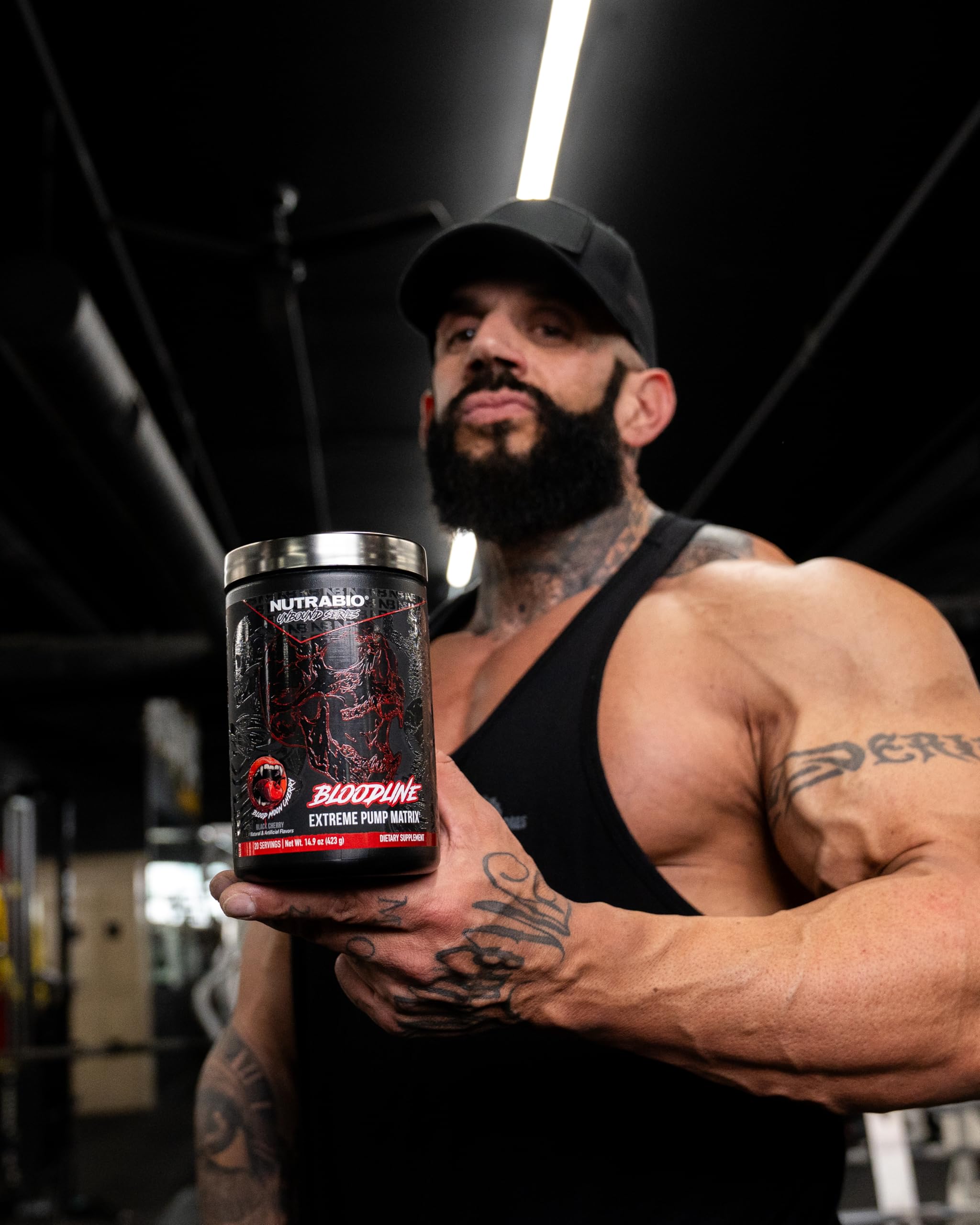 NutraBio Bloodline sabor Blood Moon Cherry servido en vaso atractivo