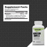 NutraBio botella abierta sobre mesa mostrando el contenido de cápsulas