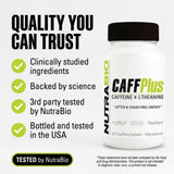 NutraBio CaffPlus cápsula en mano para visualizar dosis práctica