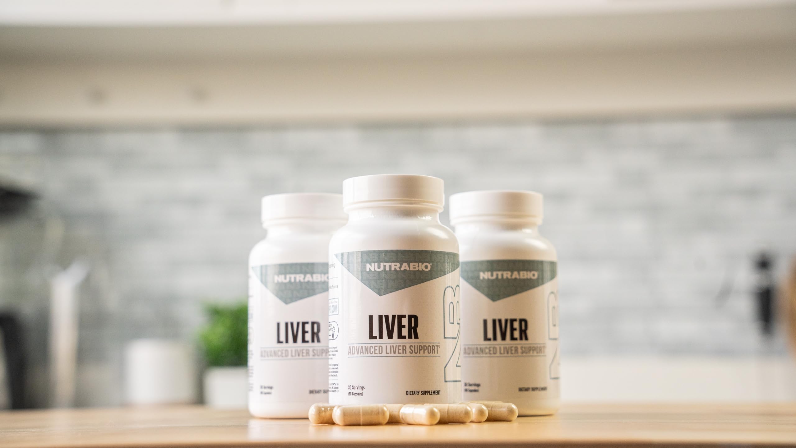 NutraBio cápsulas en mano que muestran tamaño y facilidad de ingestión