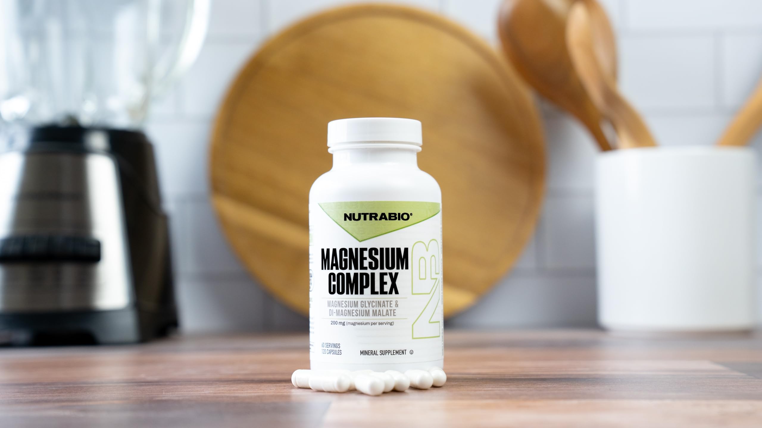 NutraBio cápsulas en mano para visualizar tamaño y facilidad de ingesta