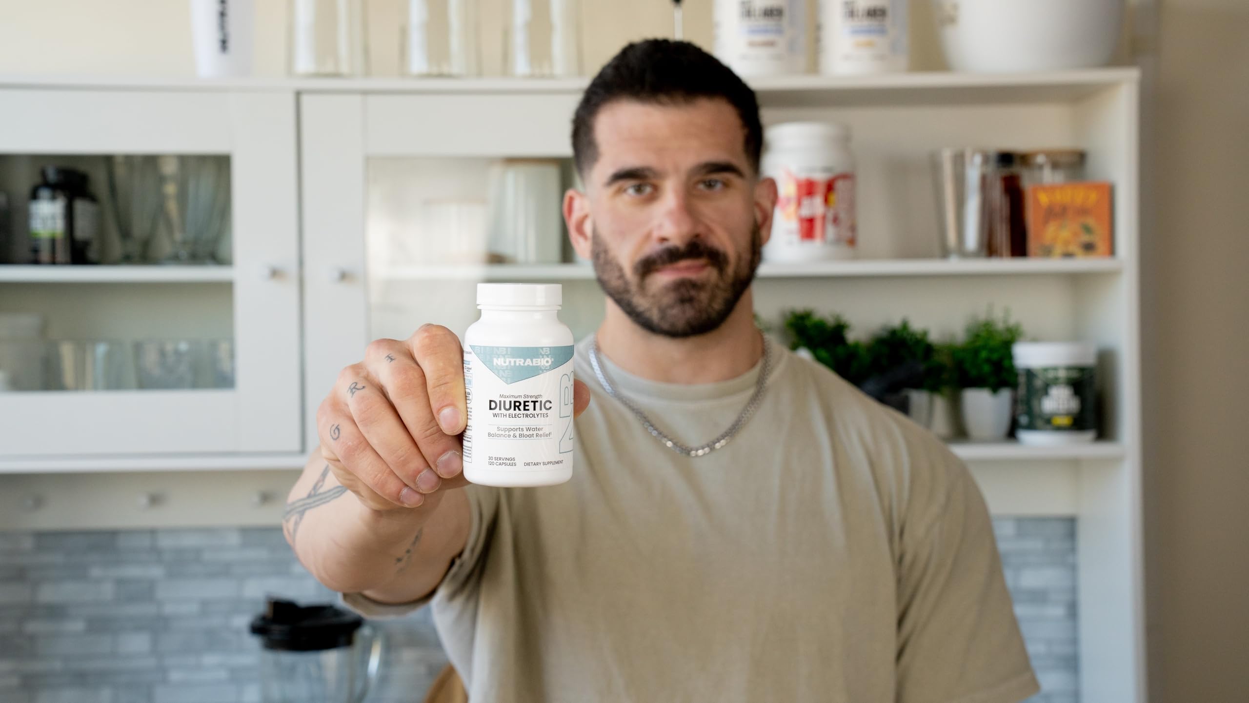 NutraBio cápsulas en mano demostrando porción y conveniencia