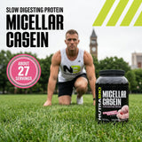 Envase abierto de NutraBio Casein con polvo listo para mezclar y preparar batido