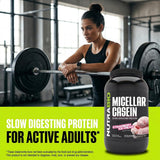 Escena estilo vida con atleta tomando NutraBio Casein antes de dormir para recuperación