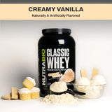 Comparación de tamaño del bote de 2 lb NutraBio Classic Whey con objetos cotidianos, escala realista